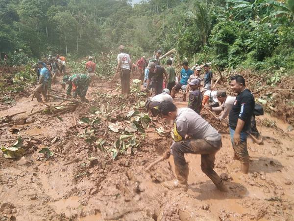 Belum Ditemukan, Personel Polisi Bantu Pencarian Korban Tanah Longsor di Sumber Sari 