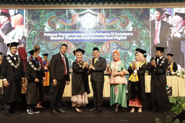 Sukses Kembangkan Pariwisata Kotabaru, Bupati SJA Raih Penghargaan dari Unitomo Surabaya