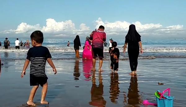Pantai Pangandaran Dipadati Wisatawan yang Melakukan Tradisi Munggahan Jelang Bulan Suci Ramadhan