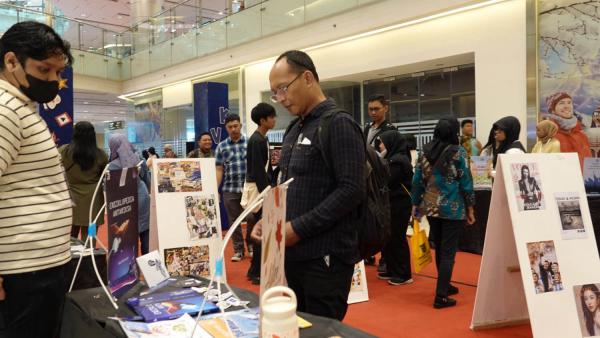 Pangkalan Visual SMK IPIEMS Curi Perhatian Pengunjung Grand City Mall Surabaya