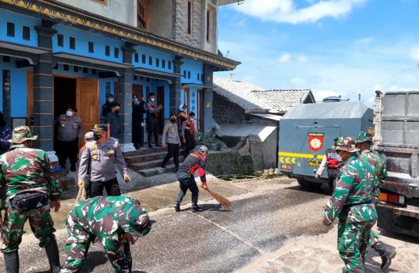 Pasukan Gabungan TNI/Polri Bersihkan Jalan Dampak Abu Vulkanik Pasca Erupsi Merapi