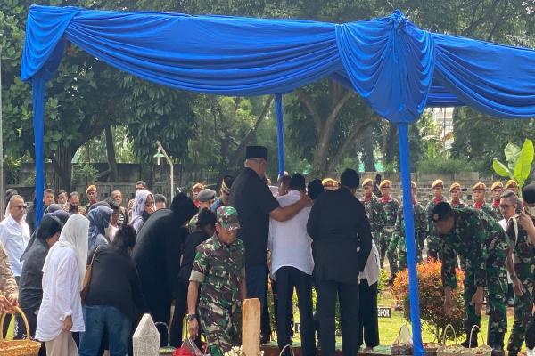 Dengan Penuh Kesedihan, Moeldoko Tabur Bunga di Makam Sang Istri Sambil Mengucapkan Permintaan Maaf