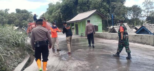 Polisi Bantu Bersihkan Jalan, Dampak Abu Vulkanik Pasca Erupsi Merapi