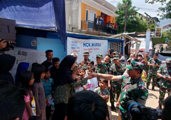 Wakasad Letjen TNI Agus Subiyanto Tinjau Lokasi Rumah Korban Gempa Cianjur, Sapa Warga dan Anak-Anak