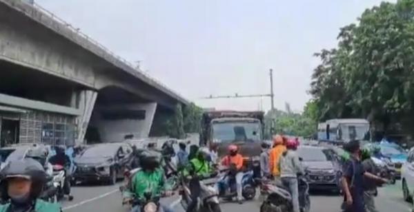 Truk Rem Blong Tabrak Sejumlah Kendaraan di Slipi Petamburan