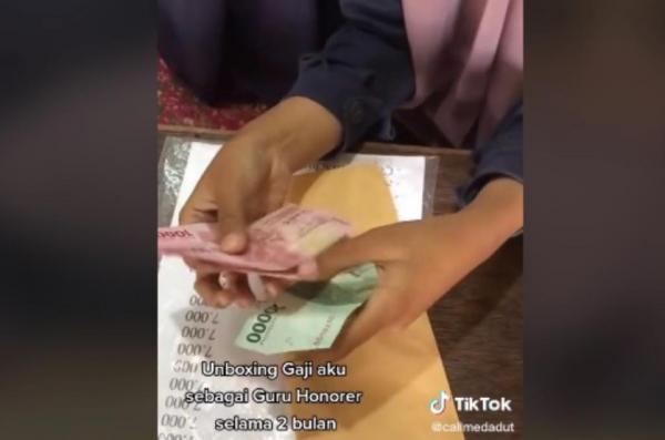 Viral, Guru Honorer Buka Amplop Berisi Rp520 Ribu Meski Bekerja Dua Bulan