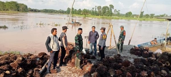 Imbas Banjir, Babinsa dan Bhabinkamtibmas Monitoring Lokasi Sungai Way Besai dan Kaliawi