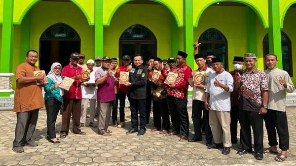 Serap Aspirasi di Maluhu, Senator Kaltim Zainal Arifin Serahkan Bantuan Renovasi Masjid Rp50Juta