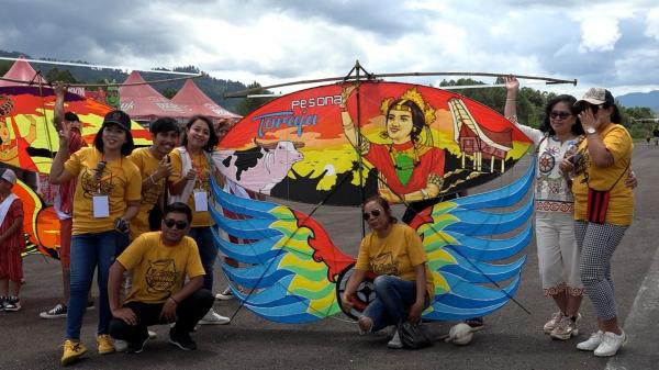 Festival Layang - Layang Sulsel, Warnai Langit Biru di Bandara Pongtiku Toraja