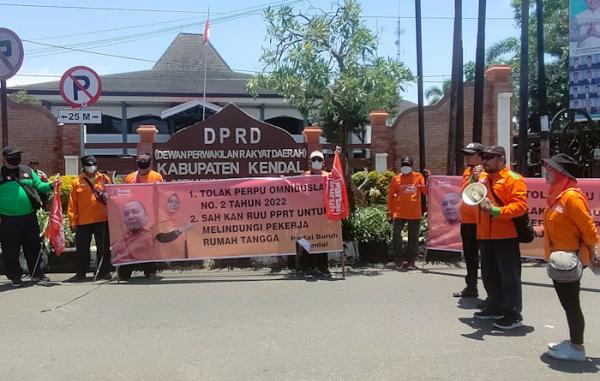 Tolak Undang-undang Omnibus Law, Partai Buruh Gelar Aksi Demo di Depan Gedung DPRD Kendal