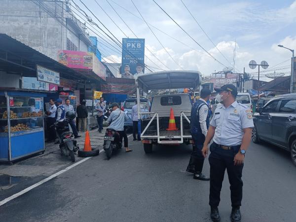 Dishub Pematang Siantar Kerahkan Tim URC Tertibkan Taksi Parkir di Depan Rumah Warga