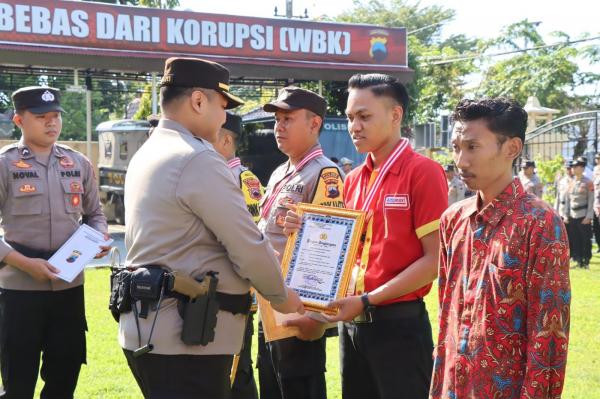 Gagalkan Aksi Pencurian, Karyawan Alfamart dapat Reward dari Kapolres Brebes