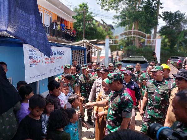 di lokasi Gempa, Wakasad TNI Agus Subiyanto Hibur Anak dengan Menyanyikan Lagu Indonesia Raya