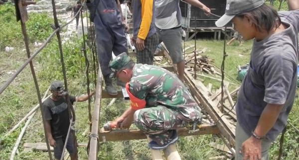 Babinsa Koramil 0602-11/Tirtayasa, Berbaur dengan Warga Perbaiki Jembatan Rusak