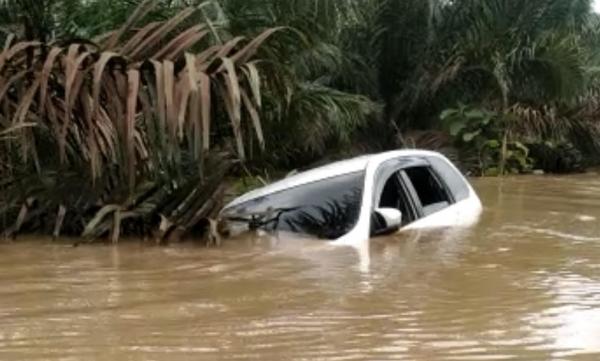 Mobil Terseret Arus saat Nekat Terobos Banjir di Musi Rawas, Begini Nasib sang Sopir