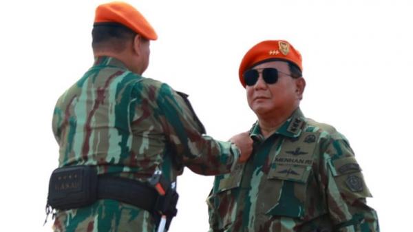 Bangga Jadi Warga Kehormatan Kopasgat, Prabowo Pakai Baret Jingga