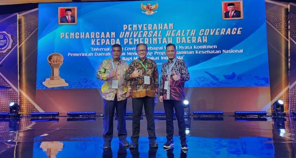 Pencapaian Bersama, Bangka Tengah Terima Penghargaan UHC Awards dari Wapres RI
