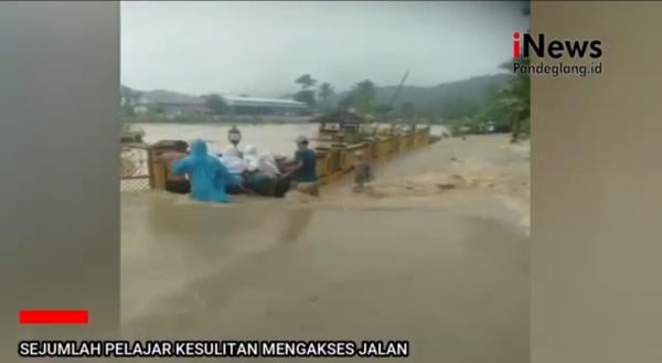Video Detik-detik Banjir Bandang Merendam 4 Kampung di Leuwidamar Lebak