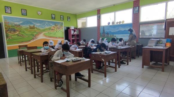 Sekolah Penuh Abu Vulkanik, KBM SDN 2 Tlogolele Boyolali Tetap Berlangsung