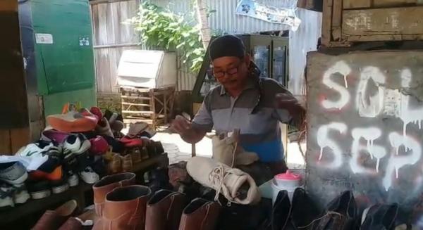 Fantastis! Omzet Tukang Sol Sepatu Ini Ternyata Bisa Melebihi Gaji Pegawai Negeri