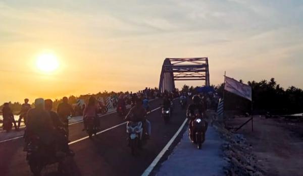 Mempesona, Jembatan Wiradinata Rangga Jipang Jadi Tongkrongan Baru Warga Pangandaran