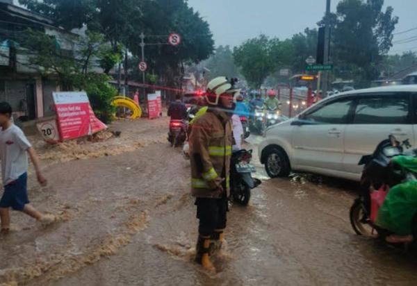 Perempatan Jalur Kramat Jati Terendam Banjir Akibat Hujan, Pengguna Jalan Diminta Hati-Hati