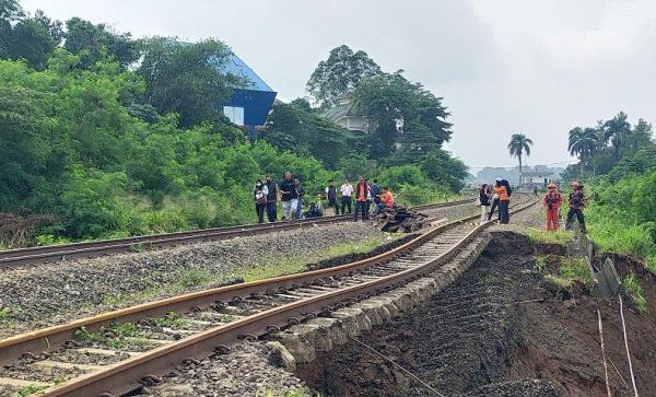 Penampakan Longsoran Tebing Jalur KA Bogor-Sukabumi