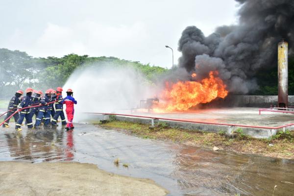 Tim Fire Brigade Pertamina Grup Latih Diri Padamkan Api Kebakaran di Indramayu