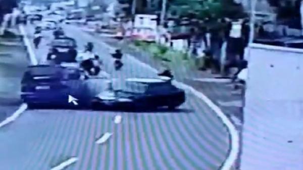 Detik-Detik Tabrakan Antara Sedan Vs Angkot di Parungkuda Terekam CCTV, Ini Penampakannya   