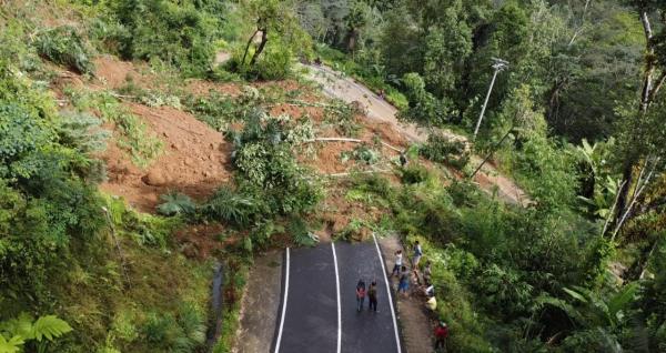 Longsor Tutup Badan Jalan Trans Sulawesi, Akses Utama Warga Tertutup Total