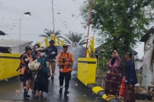 Cuaca Buruk, Kapal Nelayan Terbalik di Perairan Muara gembong Bekasi, Satu Bocah Tewas