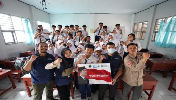 Sampaikan Amanah Ridwan Kamil, JQR Salurkan Dana Pendidikan untuk Siswa SMP di Tasikmalaya