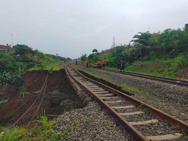 Jalur Rel Terdampak Longsor, Perjalanan Kereta Bogor Sukabumi Dibatalkan