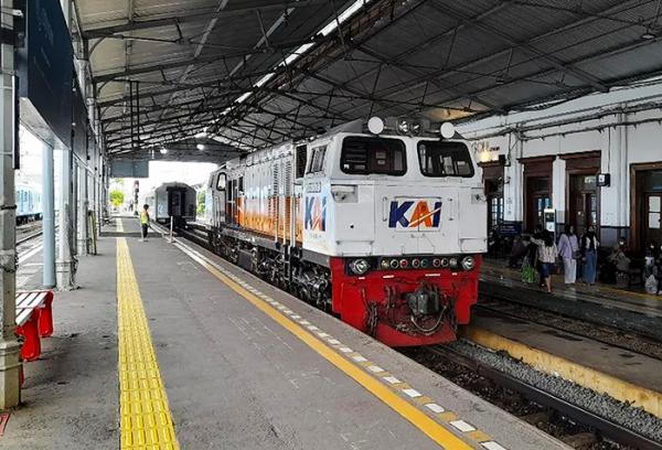 Tebing Jalur Rel Kereta Api Bogor-Sukabumi Longsor, KA Pangrango Berhenti Beroperasi