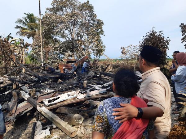 Irwan Bachri Syam Kunjungi Korban Kebakaran di Desa Lanosi