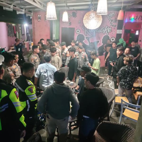 Polisi Temukan Kondom dan Tisu Magic saat Operasi Pekat di Kafe Praya