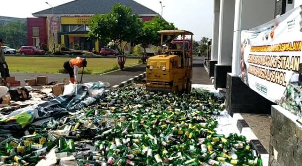 Ribuan Botol Miras Hasil Razia Pekat di Tasikmalaya Dimusnahkan Satpol PP