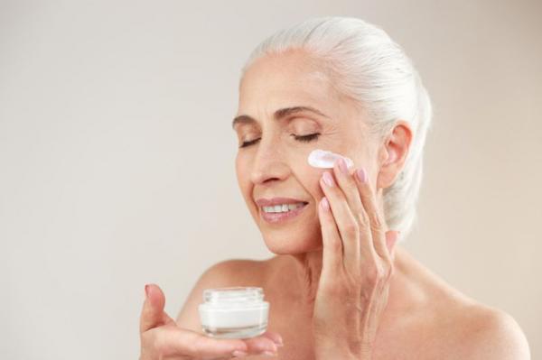 5 Rekomendasi Skincare untuk Orang Tua yang Tepat Digunakan