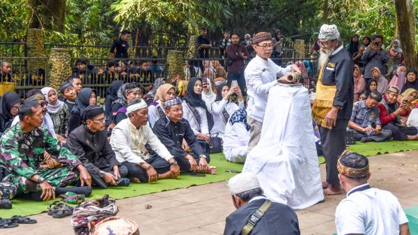Jelang Bulan Suci Ramadhan, Warga Ciamis Gelar Tradisi Budaya Ngikis di Situs Karangkamulyan