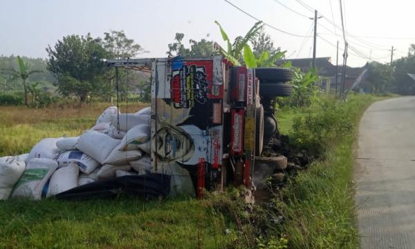 Sopir Mengantuk, Truk Bermuatan Jagung 10 Ton Terguling di Karangrayung