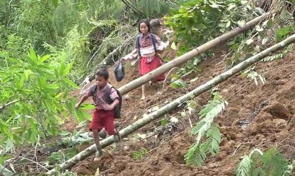 Pelajar di Tana Toraja Terpaksa Terobos Lokasi Longsor demi Pergi ke Sekolah