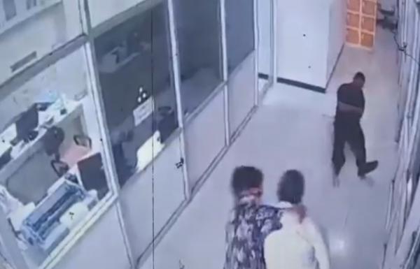 Terekam CCTV, 3 Karyawan Bank Terluka Dibedil Perampok