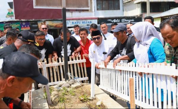 Pj Bupati Pidie Launching Perdana Pemasangan Pagar Bambu Putih di Trotoar Kota Sakti