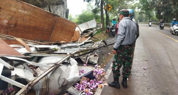 Rem Blong, Truk Boks Terguling di Jalur Tengkorak Cianjur