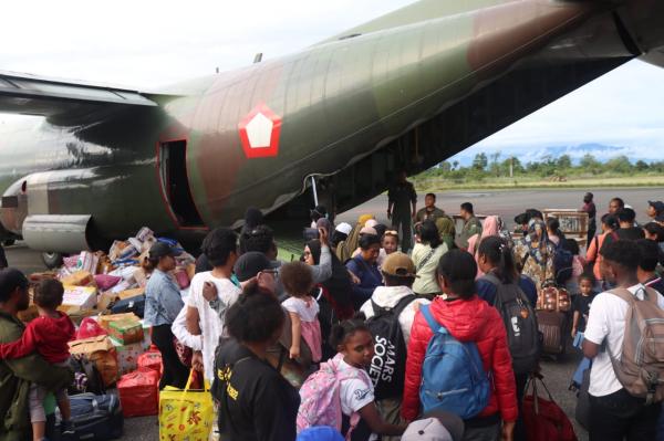 Ratusan Warga Yahukimo Mengungsi Pakai Pesawat Hercules, Ada Apa?