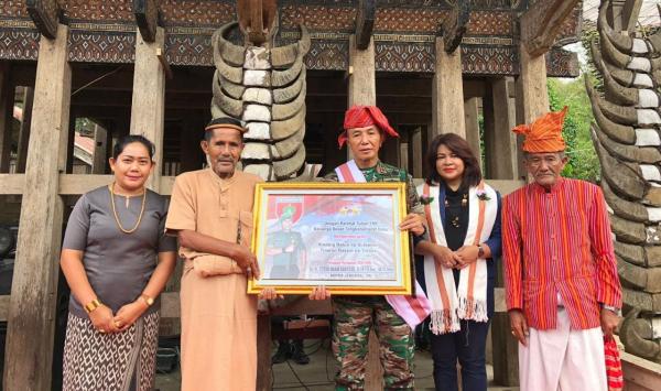 Kunjungan Kerja di Toraja, Pangdam XIV Hasanuddin Terima Gelar Adat di Kete Kesu