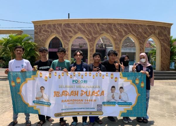 Sambut Bulan Suci Ramadhan Mahasiswa POLGRI Banten, Bantu Warga Bersihkan Area Masjid