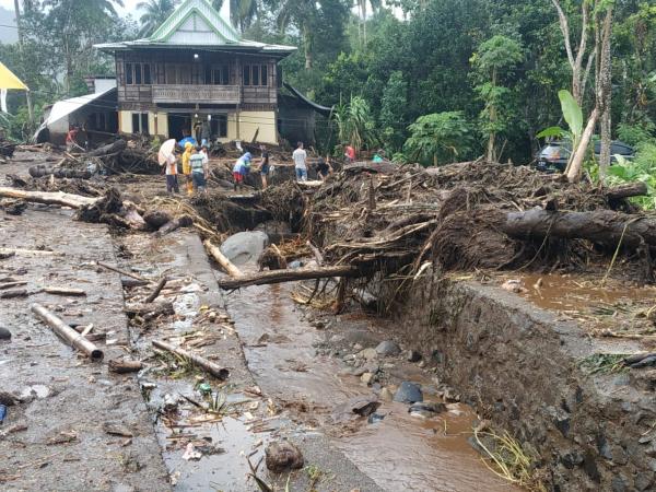 Banjir Bandang Terjang Sebuah Desa di Kaki Gunung Klabat, Minahasa Utara