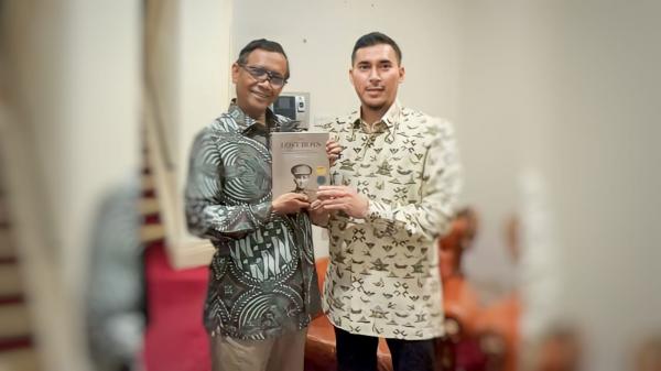 Bertemu Menkopolhukam Diaspora asal Kabupaten Pandeglang Berikan Buku tentang Perjuangan