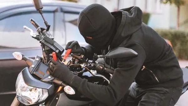 Viral Aksi Curanmor di Cikarang Terekam CCTV, Pencuri Gondol Motor dalam Hitungan Menit